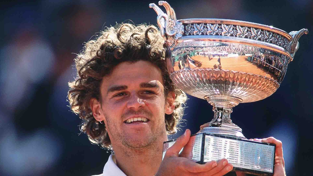 Gustavo Kuerten com uma xícara nas mãos