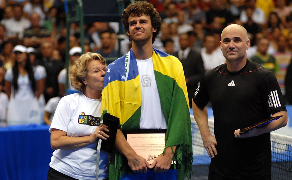 Gustavo Kuerten com bandeira do Brasil